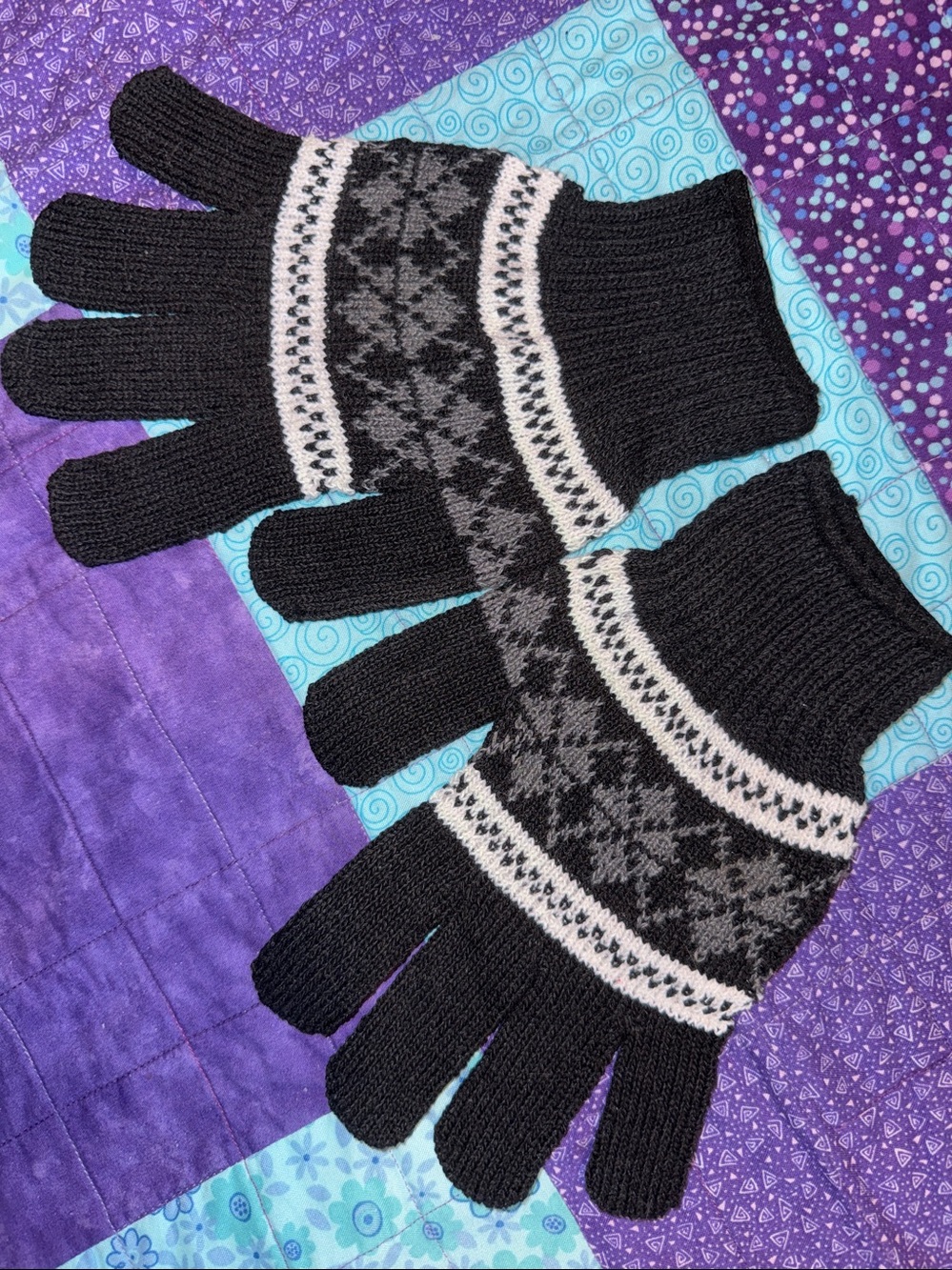 Fair Isle Nordic knit winter gloves unisex black with white and gray design NEW